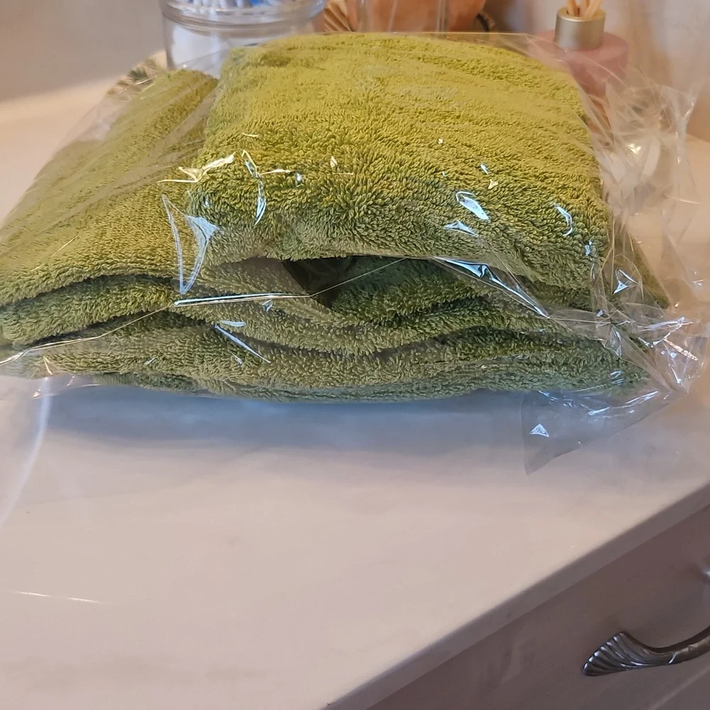 Hand Towels Green 100% Cotton By TRUE COLORS 3 Piece Set